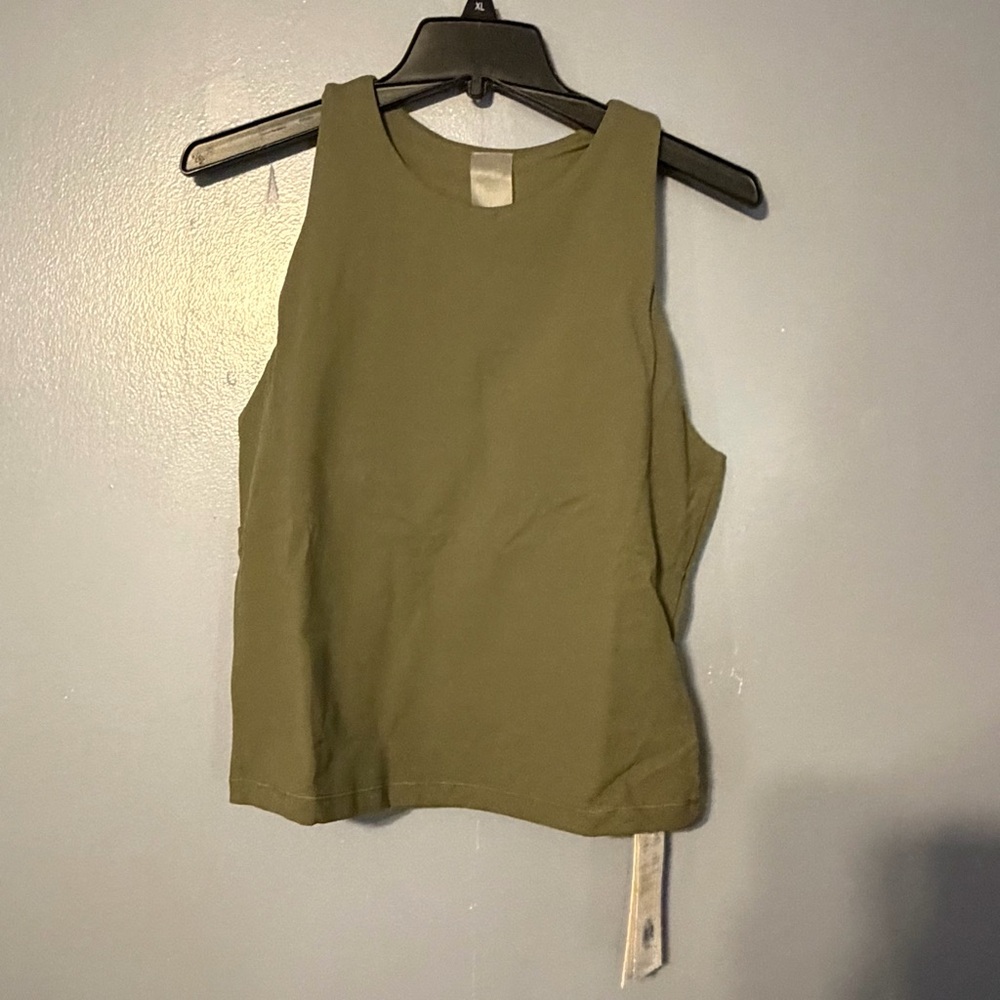 Sporty and versatile active tank from CALIA 💚✨